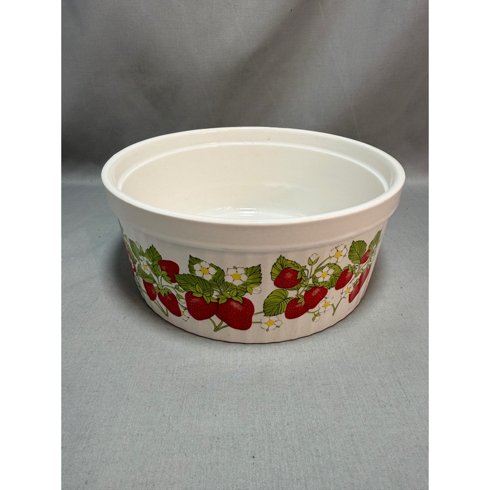Vintage Action Strawberries 'n Cream Round Casserole Dish Japan Oven to Table 8"